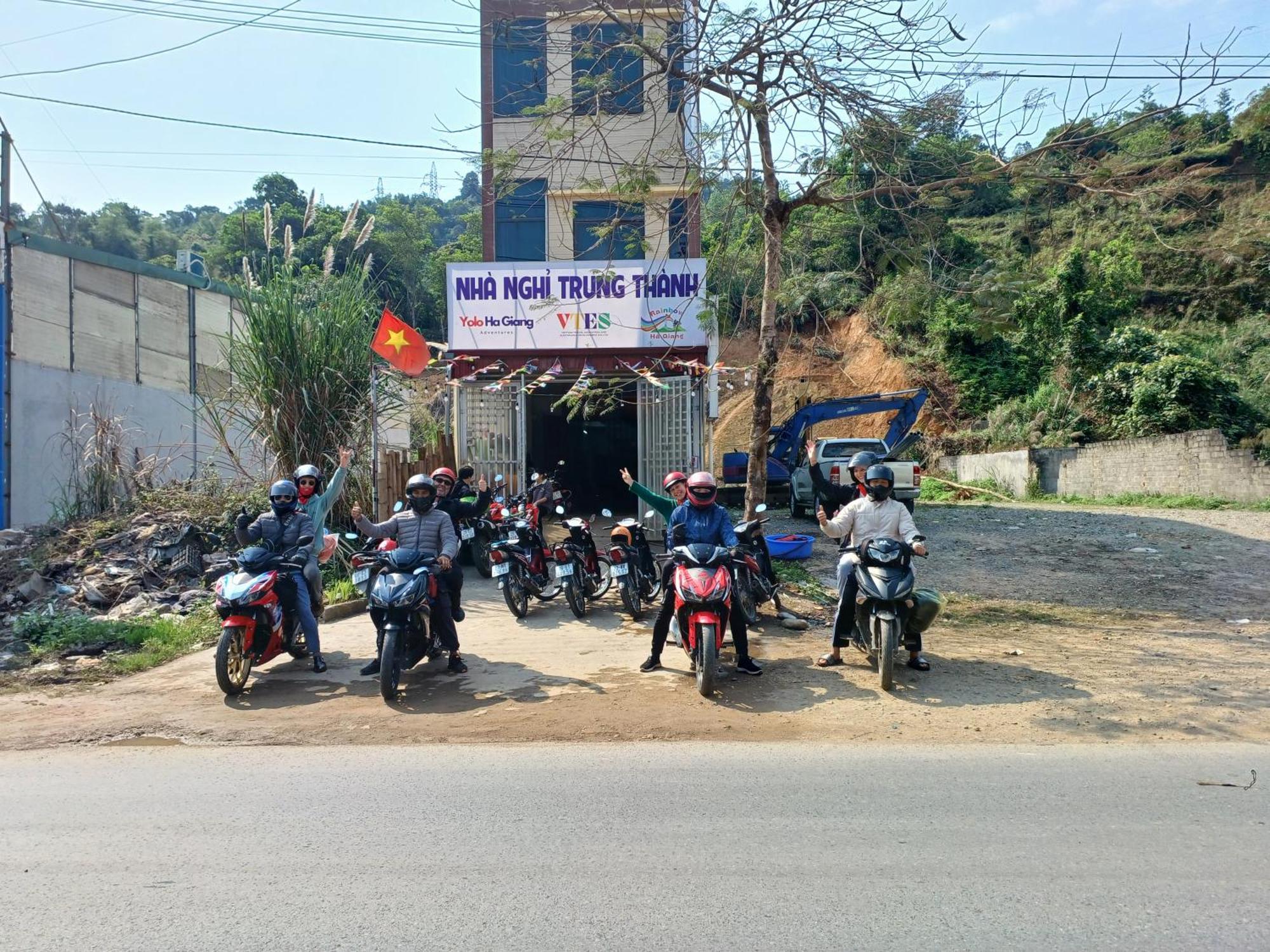 Yolo Ha Giang Adventures, Motorbike And Loop Tours Hotel Exterior photo
